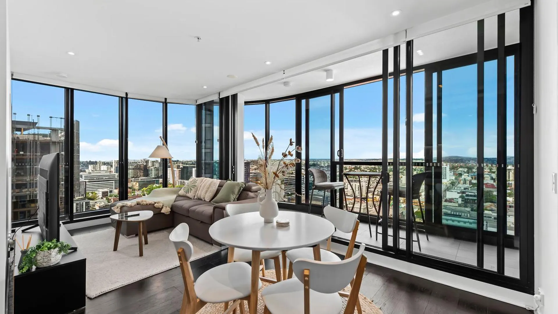 בריסביין Valley Pad With City And Mountain Views And Infinity Pool דירה
